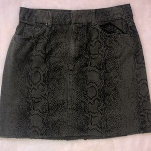 Hollister Skirt Size 9 w29 Ultra High Rise Snake Skin Green/Black Above Knee